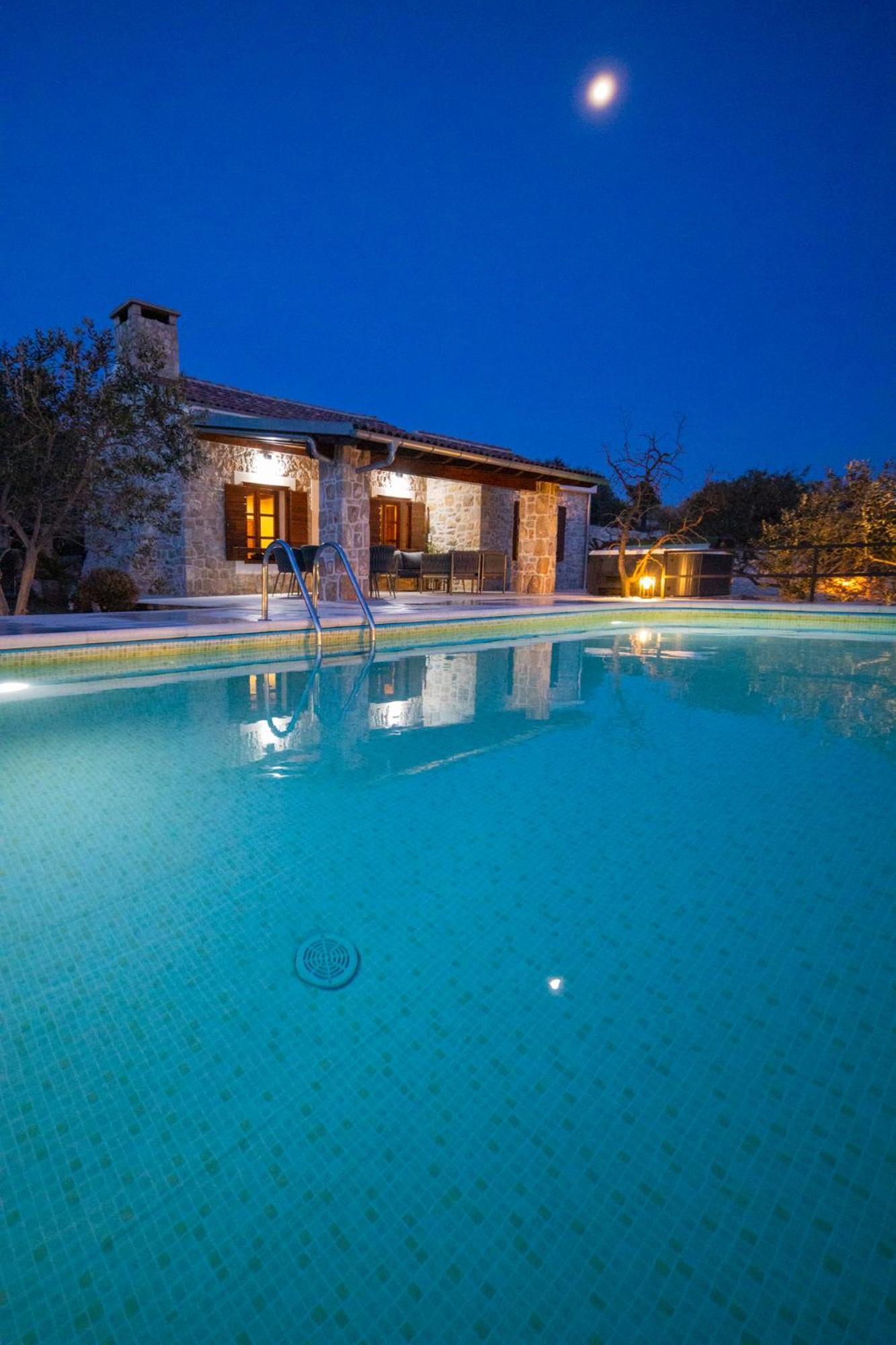 Holiday Home Svemir Drage Esterno foto