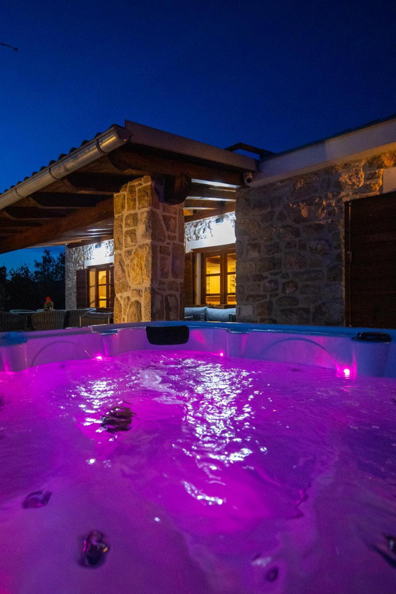 Holiday Home Svemir Drage Esterno foto