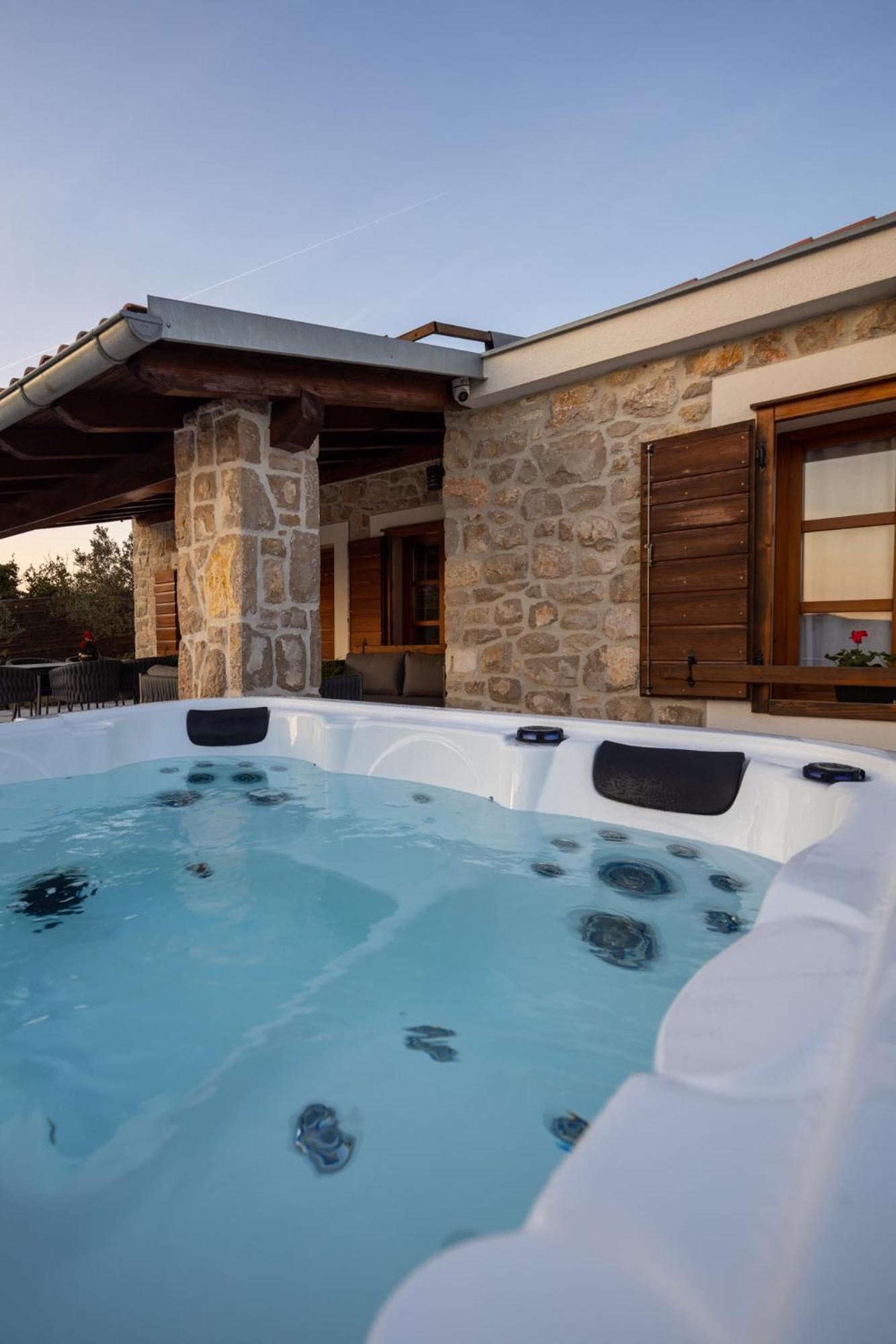 Holiday Home Svemir Drage Esterno foto
