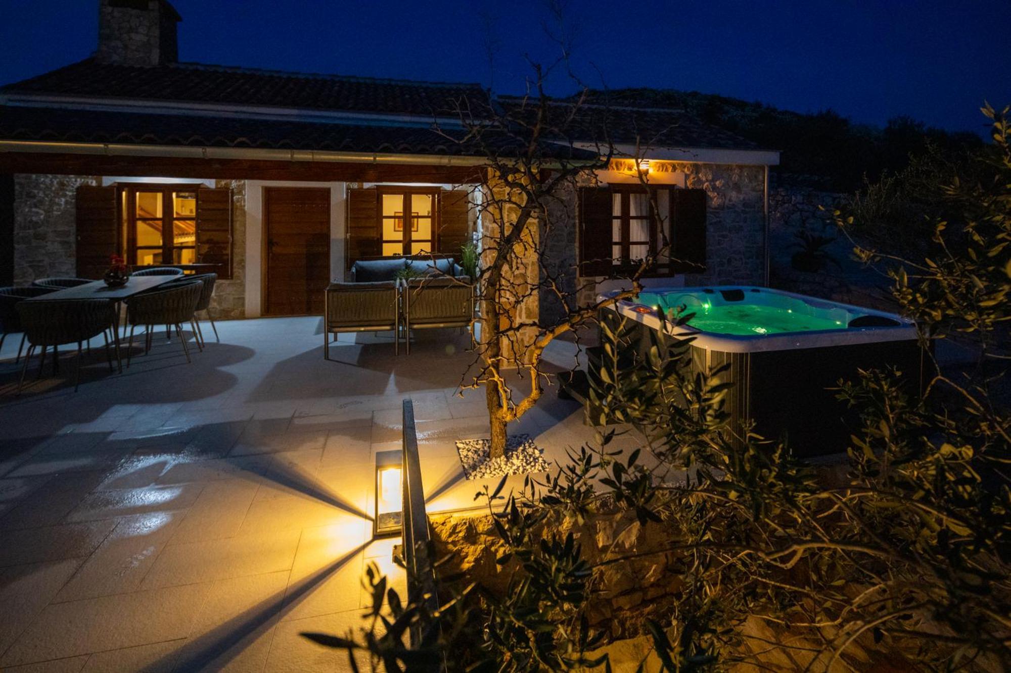 Holiday Home Svemir Drage Esterno foto